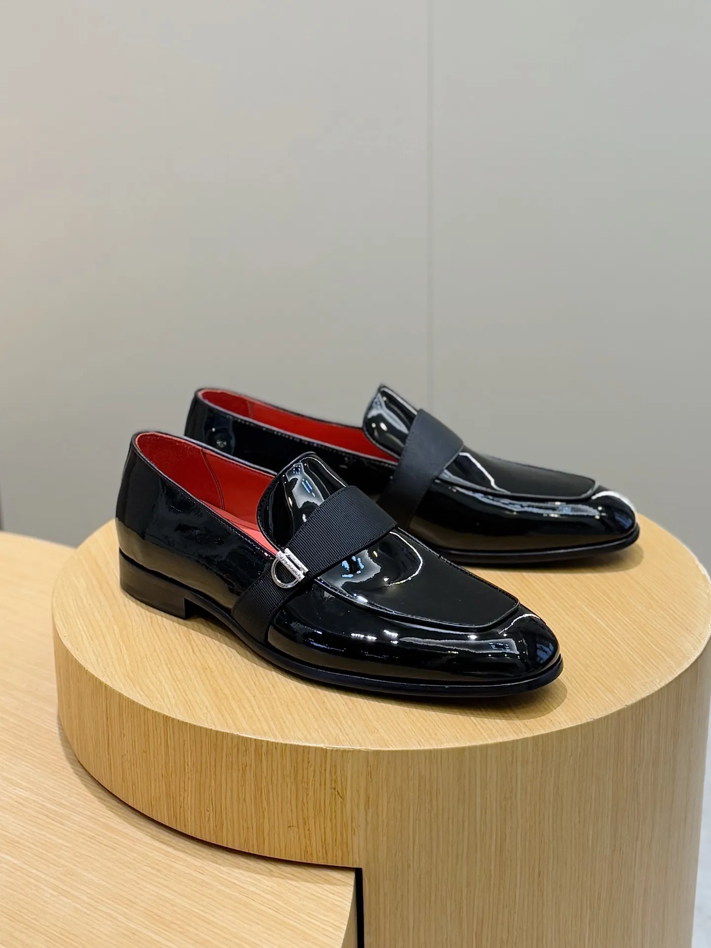 [Ferragam] Top P: 960💰 Size: 39-44 (38. 45.46 can be customized) Ferragamo Gancini buckle moccasins. These men's loafers are exquisite and gorgeous, with shiny patent leather uppers that highlight urban style. The almond-shaped toe adds a stylish touch, with three-dimensional stitching around the upper and contrasting tubular piping for a unique silhouette. The shoes are exquisitely crafted, with grosgrain ribbons and metallic Gancio buckles adding a classic touch, complementing the contrasting red accents. Finished with a slim leather sole. Imported cowhide upper + cowhide lining + genuine leather outsole.